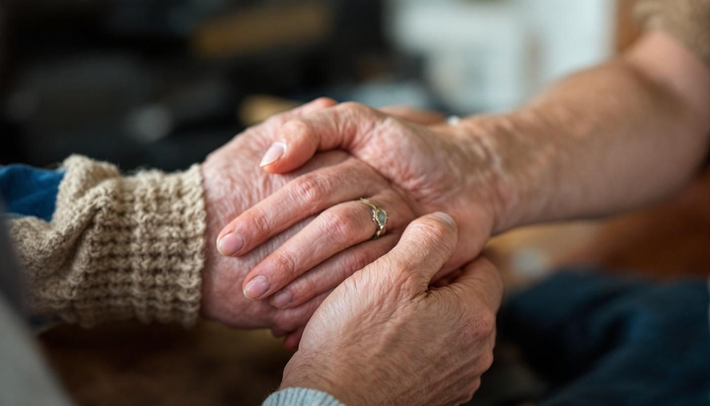 Les défis émotionnels pour les séniors amoureux : comment les surmonter ?